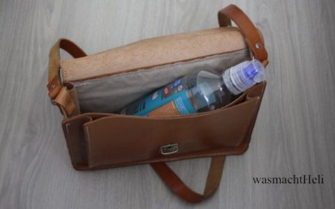 Foto Handtasche offen mit Flasche