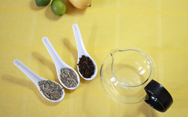 Zutaten für Eistee - Lemongras, schwarzer Tee, Zitrone