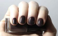 Lackiert: Maybelline "549 – Midnight Taupe"