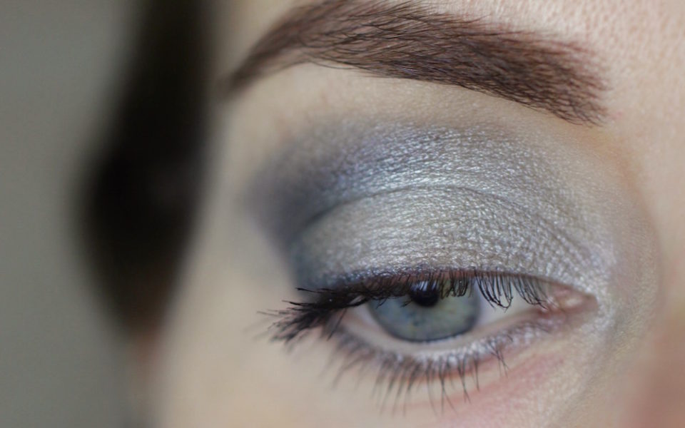 Augenmakeup mit Alva Lidschatten Duo "silver"