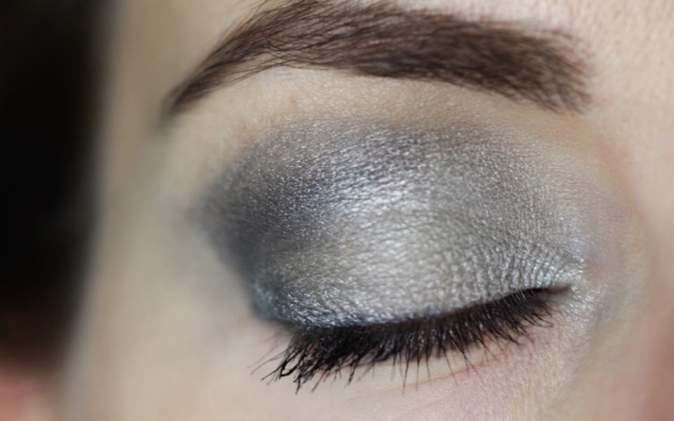 Augenmakeup mit Alva Lidschatten Duo "silver"