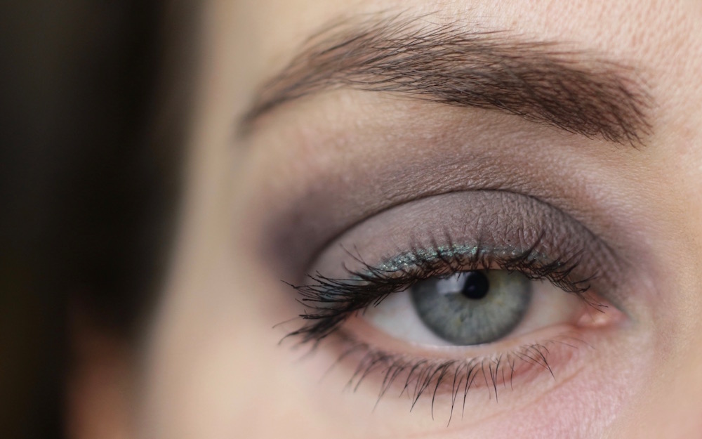 Eye make-up with bareMinerals The Perfect Storm, P2 lilac, Alverde tuerkis