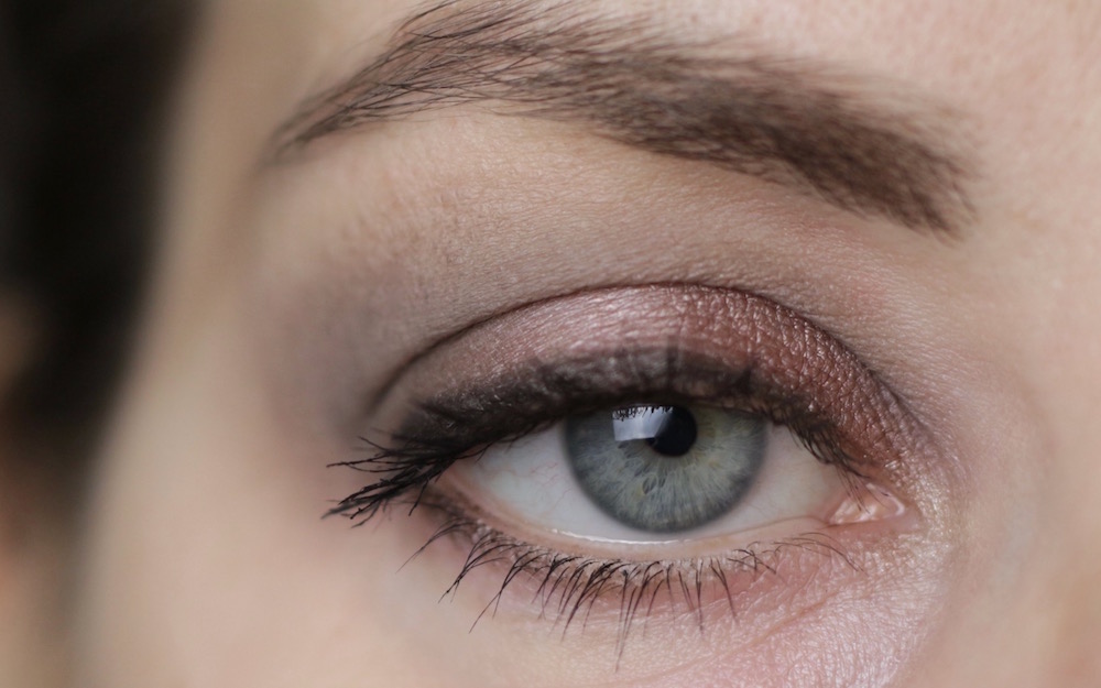 Eye makeup with MAC Satin Taupe, Hauschka 04 greybrown, Catrice Starlight Espresso