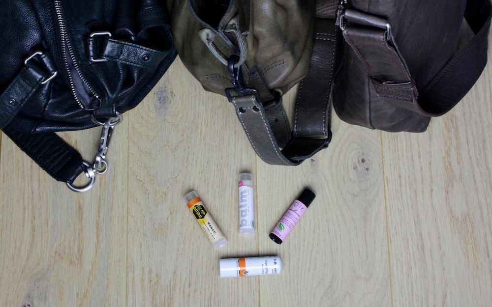 Lippenpflegestifte, die sich in Handtaschen ansammeln