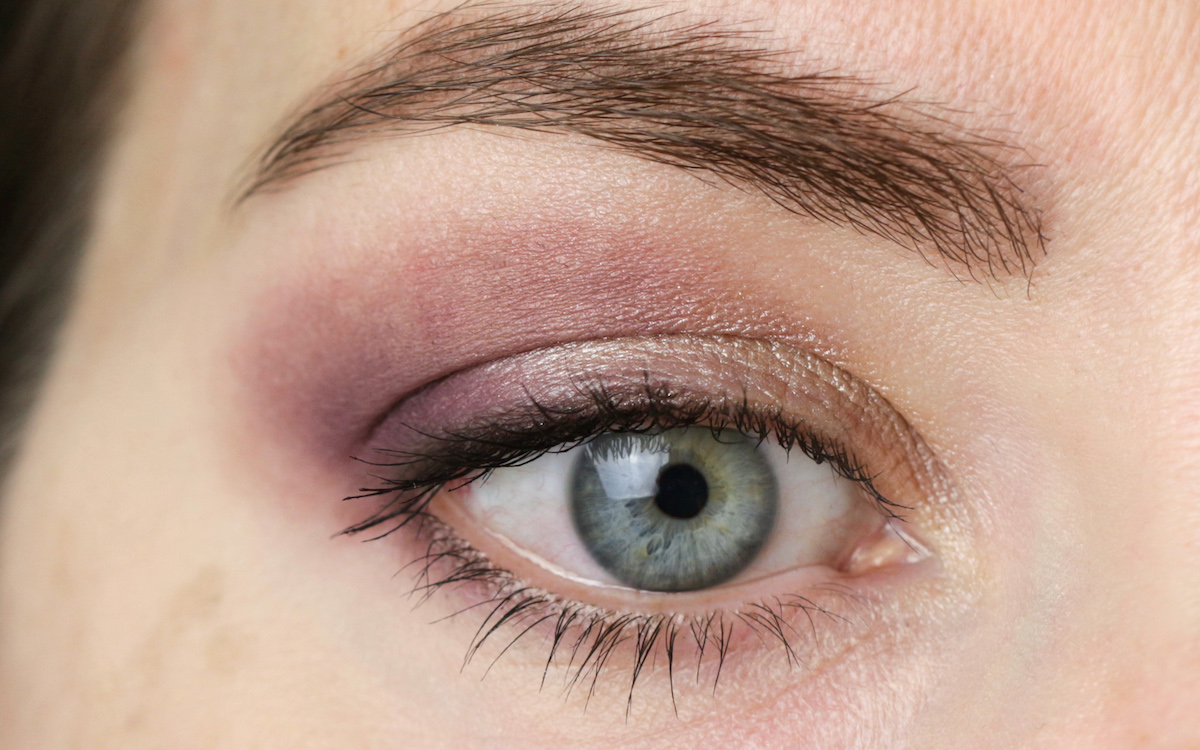 Eye Maekup with INIKA Duo Shadow Plum and Pearl