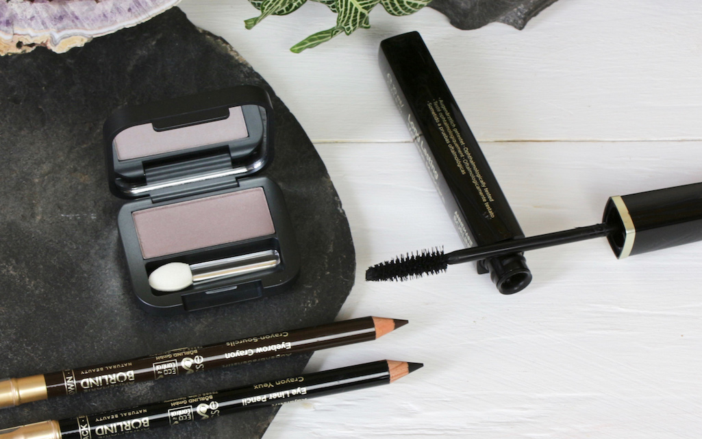 Facettenreich und immer chic: Annemarie Börlind "stone", Kajal "black", Augenbrauenstift "brown", Long Lasting Volume Mascara "black"